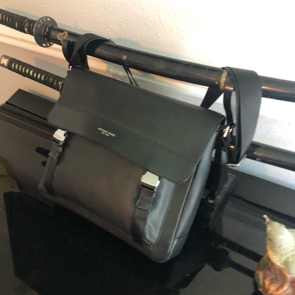 MICHEAL KORS Men's Kent Messenger Bag - Picture 4 of 4